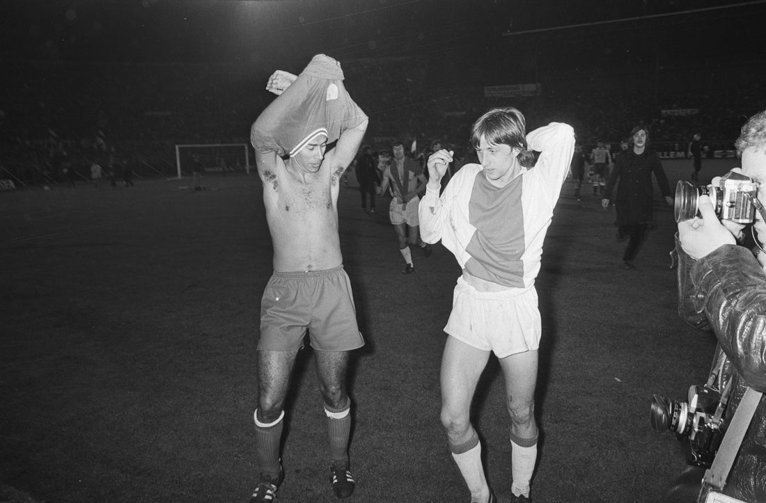 Johan Cruijff bytter trøje efter kampen