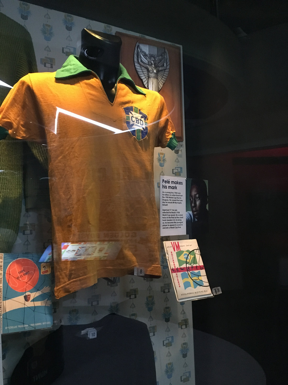 Udstillede fodboldtrøjer på museum